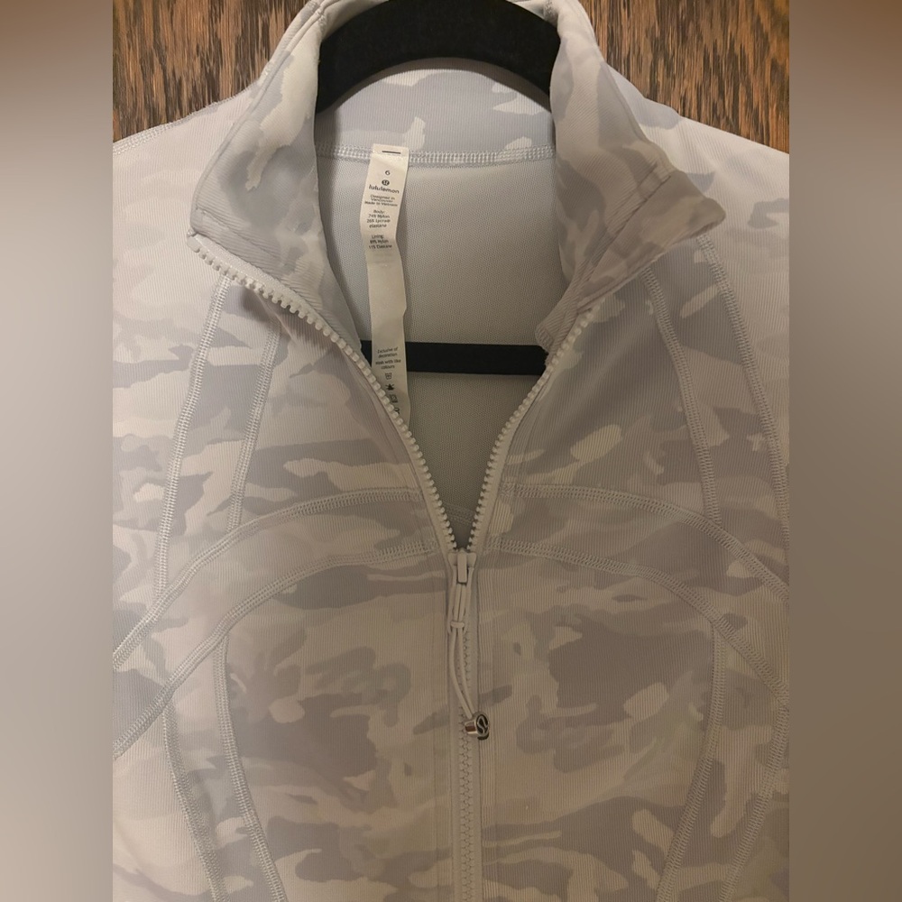 Lululemon Define jacket in Light Gray and white Camo pattern. - Picture 12 of 16